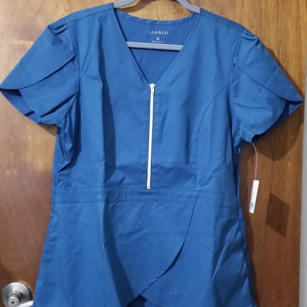 JAANUU XL scrub in the color carribean blue.